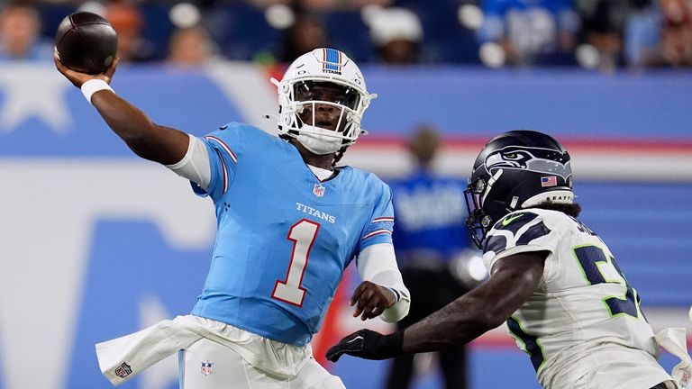 Titans-Quarterback Cam Ward (l.)