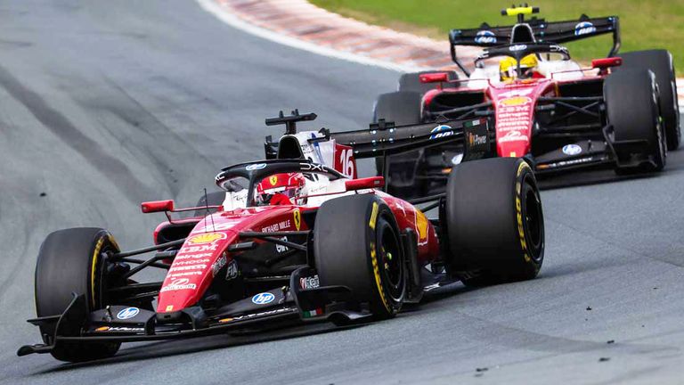Charles Leclerc (vorne) fährt beim GP der Niederlande direkt vor Lewis Hamilton.