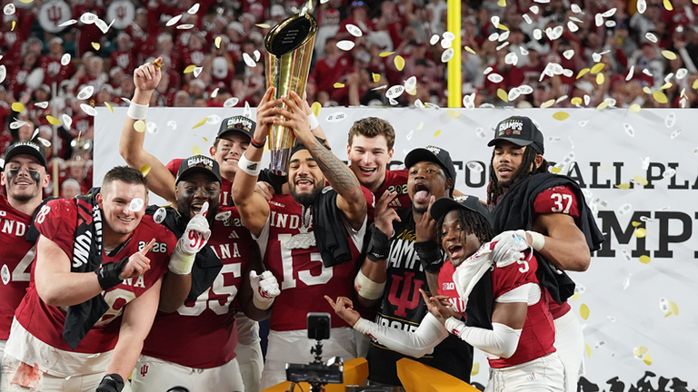 Die Indiana Hoosiers gewannen im Januar 2026 das National Championship Game gegen die Miami Hurricanes mit 21:27.