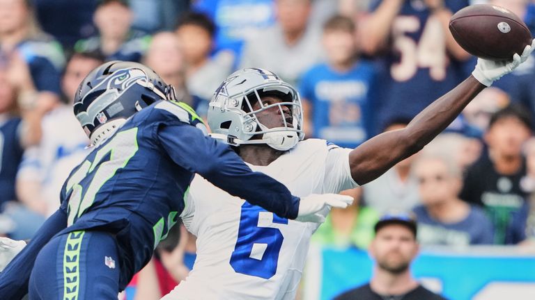 Camden Brown (r.) gelingt ein spektakulärer Catch für die Dallas Cowboys. 