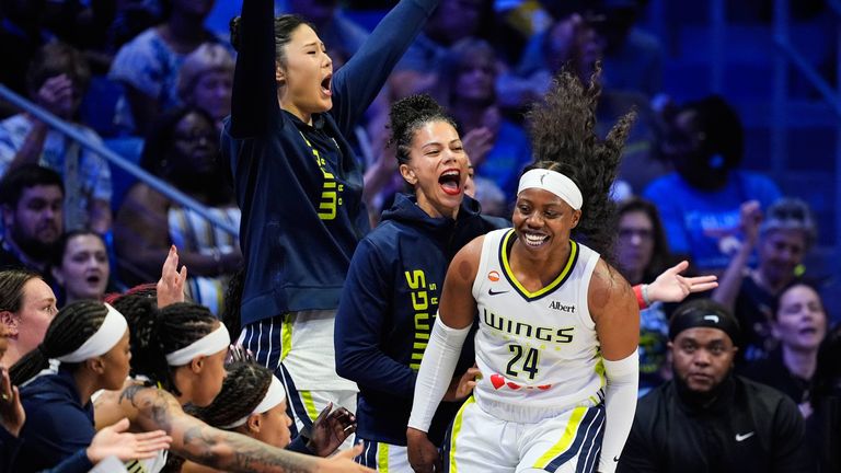 Arike Ogunbowale (rechts) bejubelt ihren Treffer. Am Sonntag treffen die Dallas Wings auf Minnesota Lynx - ab 21:30 Uhr live auf Sky Sport.
