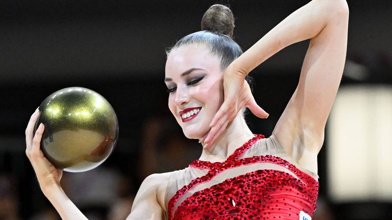 Darja Varfolomeev räumt beiHeim-WM in der Rhythmischen Sportgymnastik ab.