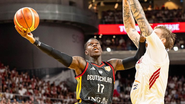 Dennis Schröder (l.) führt das DBB-Team zum Sieg in Polen.