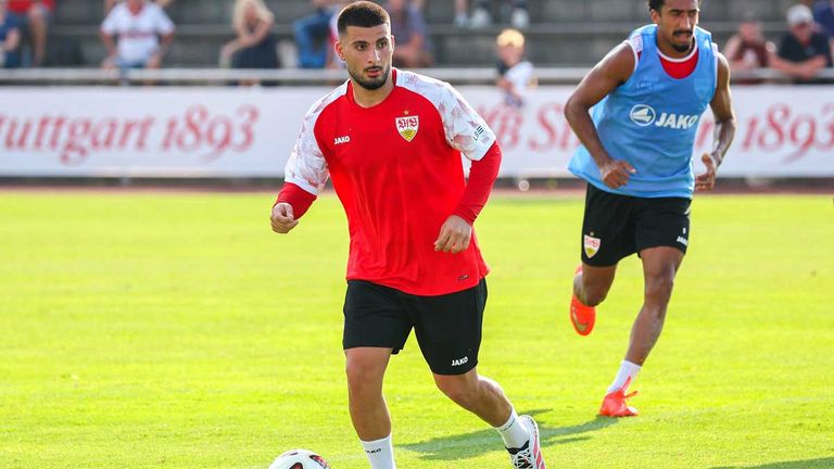 Deniz Undav (l.) trägt bei den Trainingseinheiten des VfB in Grassau immer Langarmshirts.