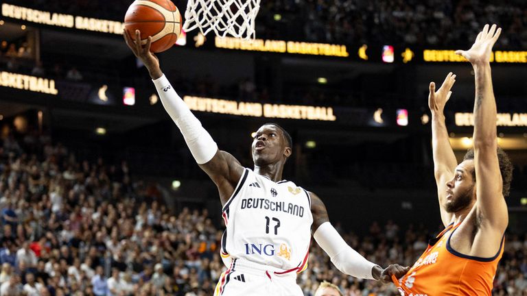Dennis Schröder (l.) führt Deutschland zum Sieg gegen die Niederlande.