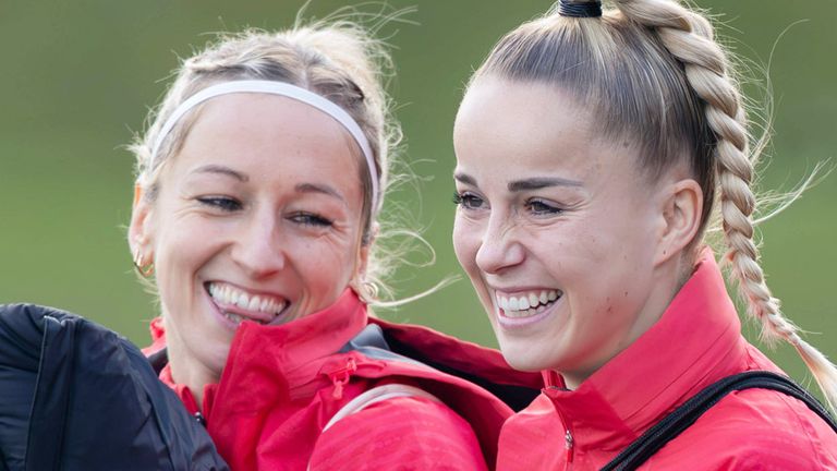 Kathrin Hendrich (l.) wechselt aus Chicago nach Köln.