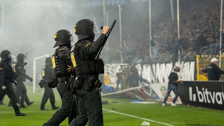 Beim Einsatz in Mannheim wurden nach Polizeiangaben  35 Beamte verletzt. Insgesamt mussten 85 Personen medizinisch betreut werden.