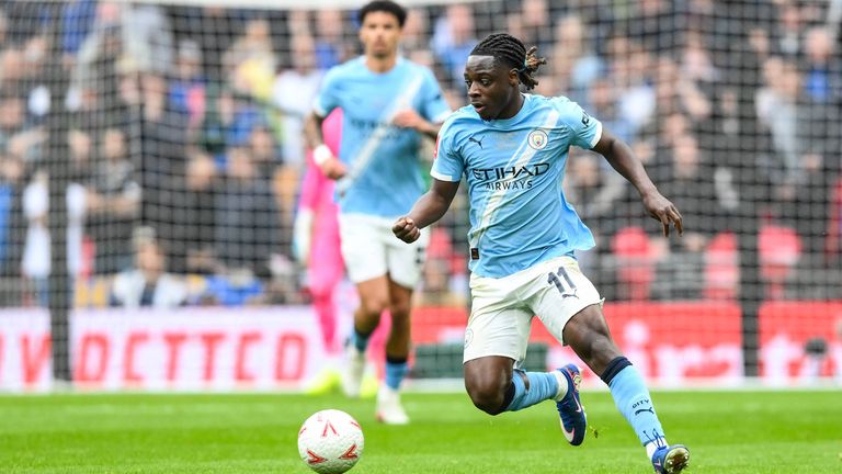 Jeremy Doku verlängert bei Manchester City.