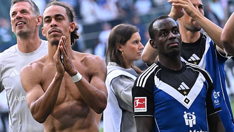 Jean-Luc Dompe (r.) neben seinem Noch-Teamkollegen Yussuf Poulsen vor der HSV-Fankurve.