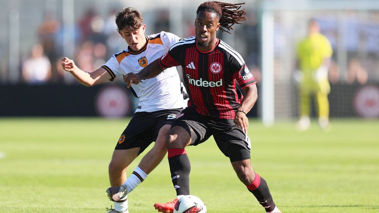Elye Wahi (r.) verlässt Eintracht Frankfurt erneut.