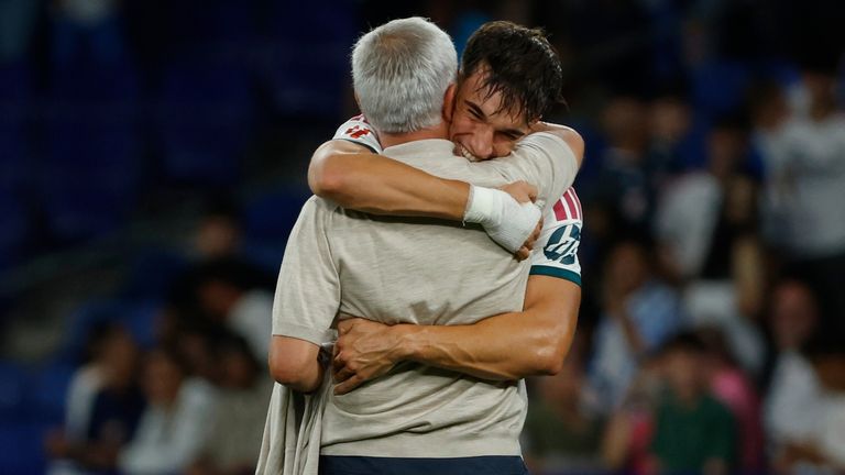 Siegtorschütze Carlos Espi herzt Trainer Jose Mourinho.