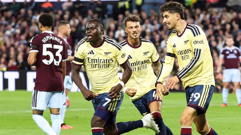 Bukayo Saka (3.v.r.) ist der Matchwinner für Arsenal bei Aston Villa.