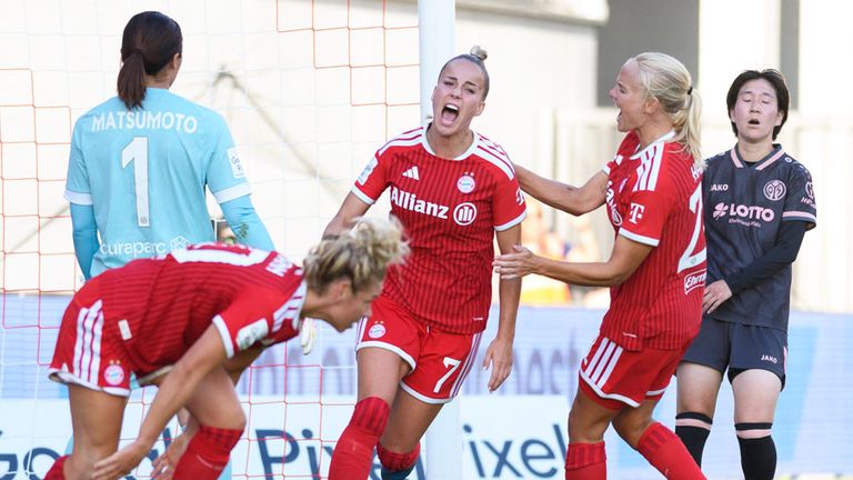 Giulia Gwinn  (m.) trifft beim Sieg der Bayern-Frauen gegen Mainz.