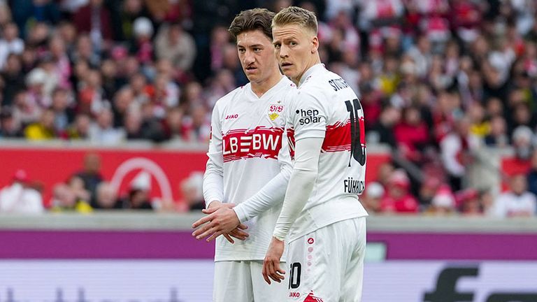 Stuttgart-Angreifer Chris Führich (r.) steht mit VfB-Teamkollege Angelo Stiller beim Freistoß.
