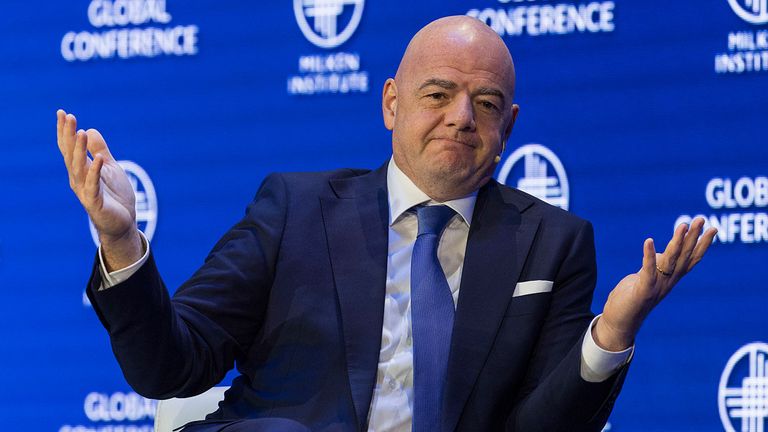 Der Druck auf FIFA-Präsident Gianni Infantino wächst. Nun wollen ihn Fan-Organisationen stürzen.