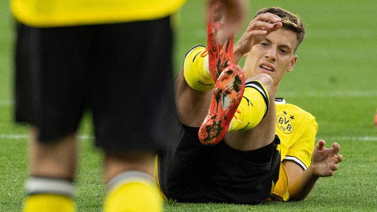BVB-Neuzugang Giannis Konstantelias zog sich beim 2:0-Sieg der Dortmunder gegen den Hamburger SV eine schwere Knieverletzung zu.