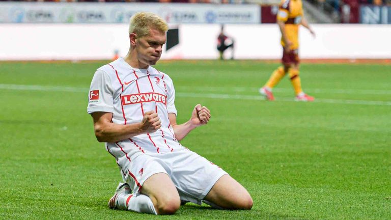 Matthias Ginter erzielt den Ausgleich für den SC Freiburg in Motherwell.