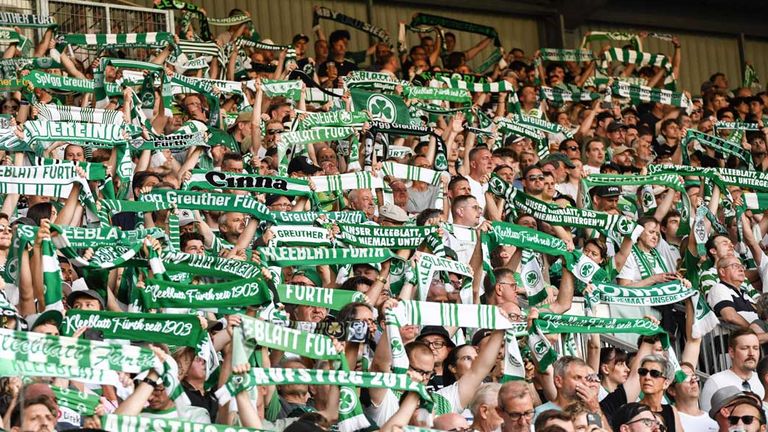 Die Fans der SpVgg Greuther Fürth warten auf den 500. Sieg in der 2. Bundesliga.