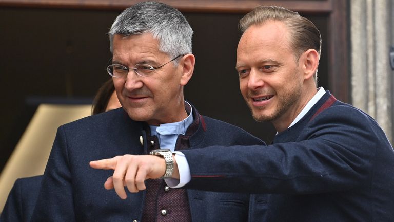 Die Bayern-Bosse richten deutliche Worte an die Bundesliga-Konkurrenz.