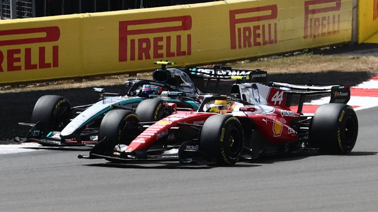 Kimi Antonelli (l.) und Lewis Hamilton (r.) kämpfen um den WM-Titel 2026.