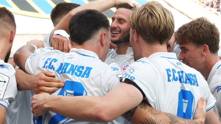 Hansa Rostock feiert einen 4:2-Sieg gegen Saarbrücken und springt in der 3. Liga auf den zweiten Tabellenplatz. 