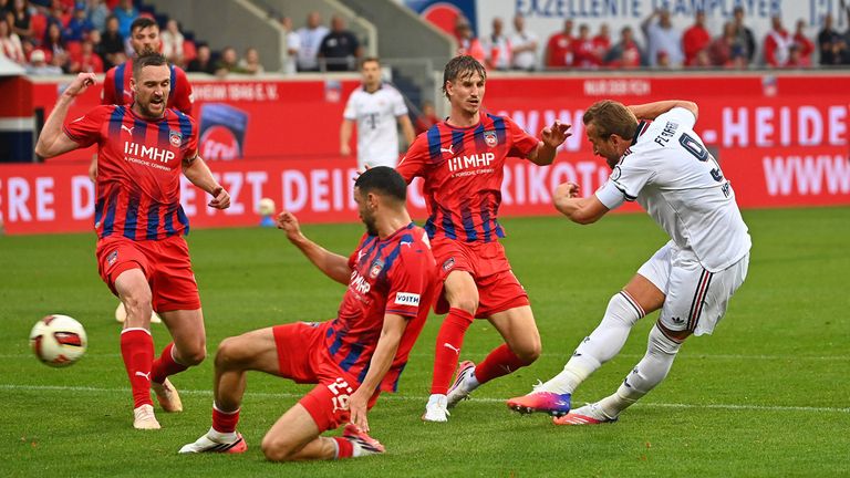 Bayern-Star Harry Kane (r.) hier im Test gegen den 1. FC Heidenheim. 