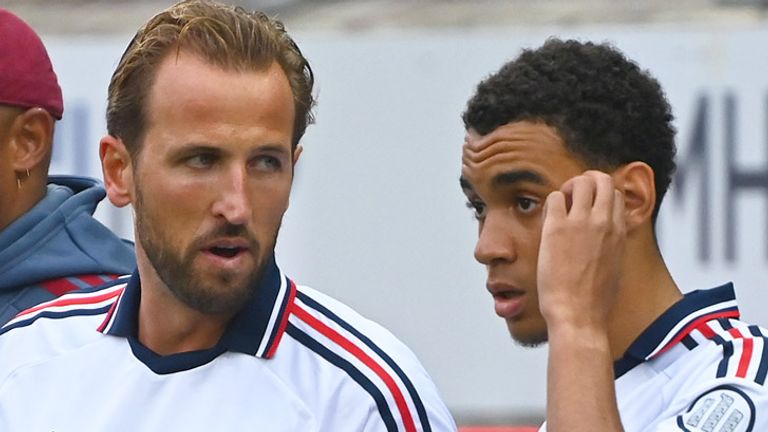 Harry Kane (l.) verspricht seinem Bayern-Teamkollegen Jamal Musiala seine volle Unterstützung.
