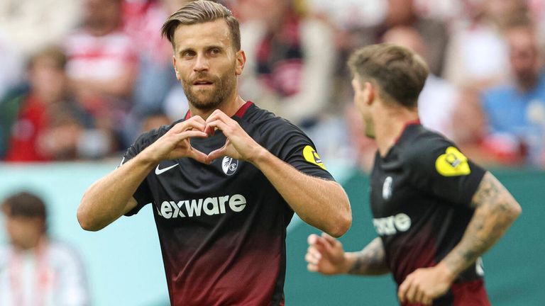 Lucas Höler bejubelt seinen Treffer für Freiburg im DFB-Pokal. 