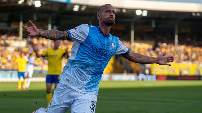 Philipp Hofmann schießt das Tor zum ersten Saisonerfolgs des VfL Bochum.
