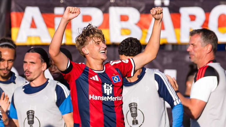 Louis Lemke bejubelt den Sieg des HSV im Pokalspiel in Verl.