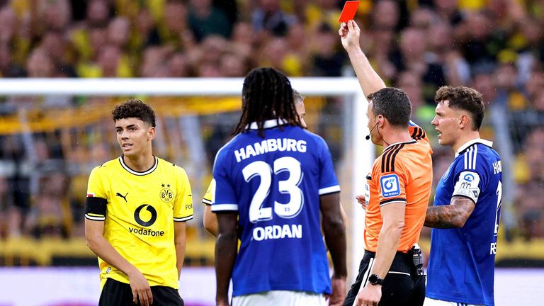 Samuele Inacio wird gegen den Hamburger SV mit Rot vom Platz gestellt.