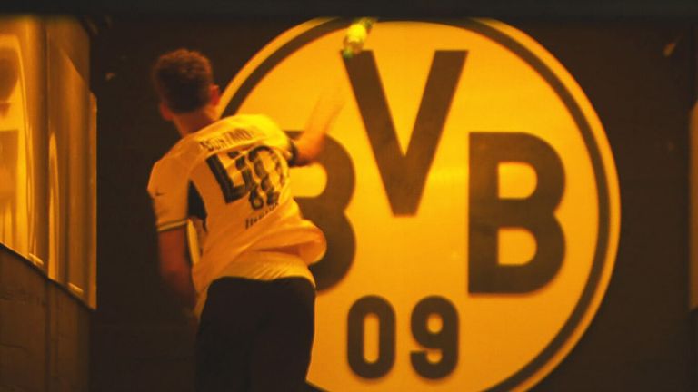 Inacio wirft nach seiner Roten Karte im Kabinengang eine Flasche gegen das BVB-Wappen.