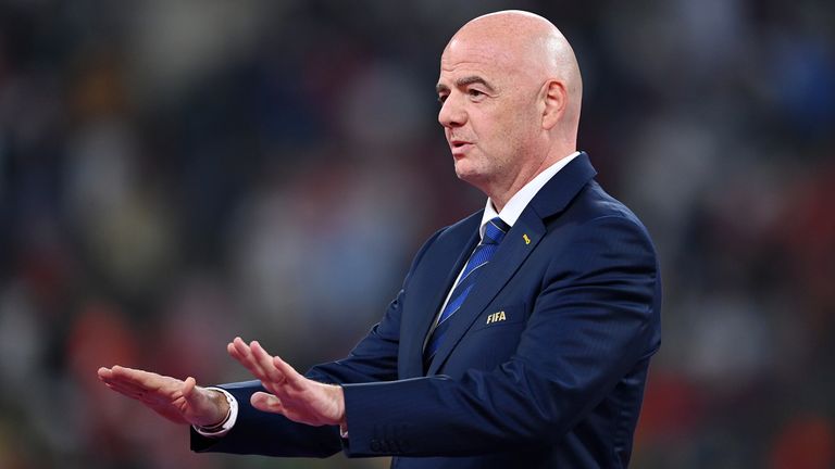 Der Druck reißt nicht ab: Gianni Infantino sieht sich mit neuen Anschuldigungen konfrontiert.