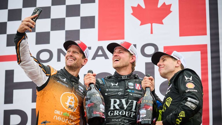 Marcus Ericsson (Mitte) gewinnt das erste Mal seit März 2023 wieder und teilt das Podium mit Romain Grosjean (l.) und Will Power (r.). 