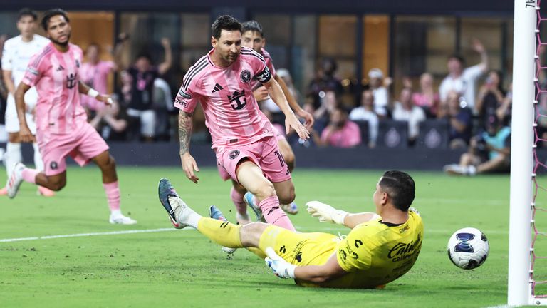 Lionel Messi (m.) trifft für Inter Miami.