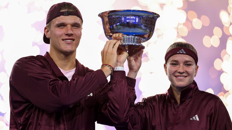 Jakub Mensik (l.) und Karolina Muchova (r.) feiern den Titel bei den US Open im Mixed-Wettbewerb.