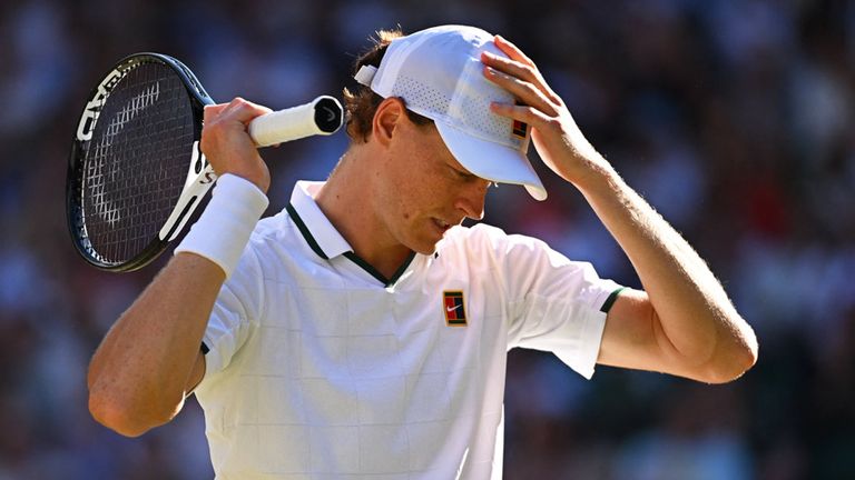 Jannik Sinner muss seine Teilnahme am Masters in Cincinnati aufgrund von Knieproblemen absagen. 