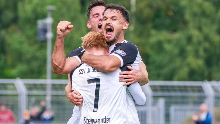 Die Spieler des SSV Jeddeloh II bejubeln ein Tor gegen den 1. FC Heidenheim, hier den Treffer zum zwischenzeitlichen 3:1 für den Underdog.