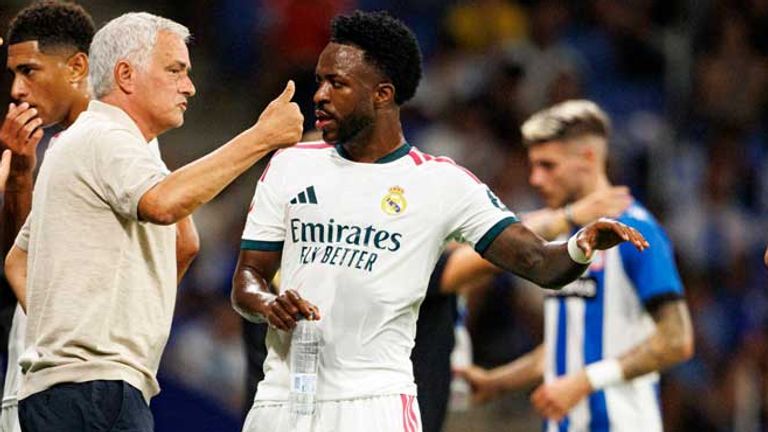 Real Madrids Trainer Jose Mourinho (l.) spricht während des Spiels gegen Espanyol Barcelona mit Vinicius Junior.