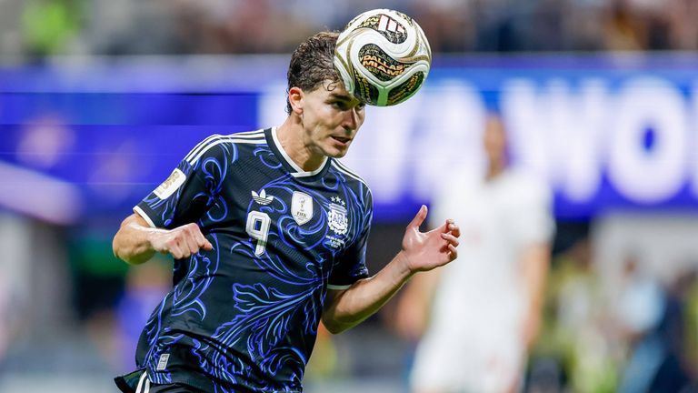 Der FC Barcelona buhlt heftig um die Dienste von Angreifer Julian Alvarez, doch Atletico Madrid blockt einen Transfer ab.