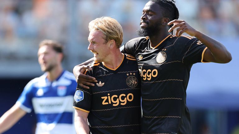 Ex-BVB-Star Julian Brandt (l.) bejubelt seinen Treffer zum 2:0 beim Sieg von Ajax Amsterdam gegen PEC Zwolle.