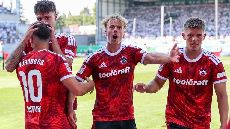 Julian Justvan (v.l.) und Piet Scobel (2.v.r.) führen den 1. FC Nürnberg zum Sieg im Frankenderby bei der SpVgg Greuther Fürth. 