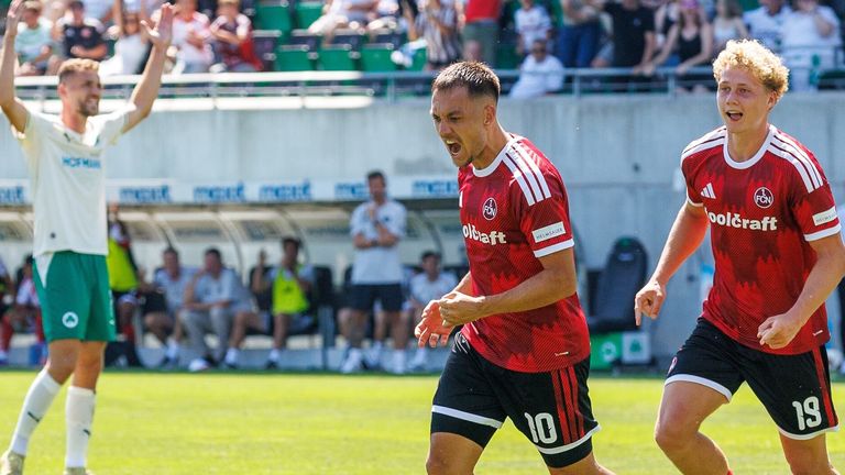 Julian Justvan (M.) führt den 1. FC Nürnberg zum Sieg im Frankenderby bei der SpVgg Greuther Fürth. 