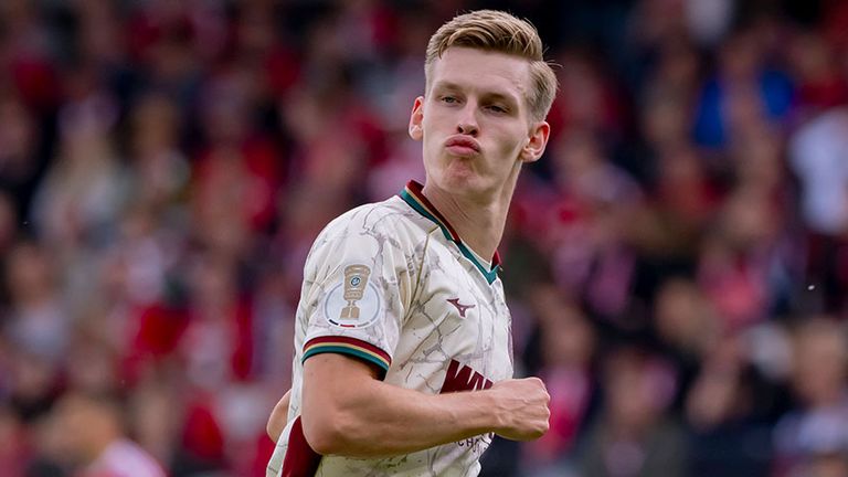 Augsburg-Profi Anton Kade freut sich über sein Tor gegen Energie Cottbus.