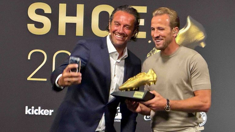 Harry Kane macht bei seiner Auszeichnung zum Gewinner des "Goldenen Schuh" in der Allianz Arena ein Selfie mit Laudator Luca Toni.