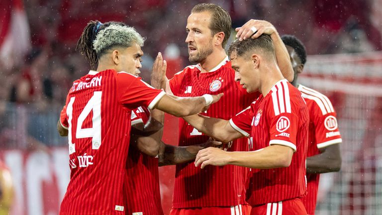Luis Diaz (l.), Harry Kane (M.) und Joshua Kimmich bejubeln den Auftaktsieg des FC Bayern gegen den VfB Stuttgart.