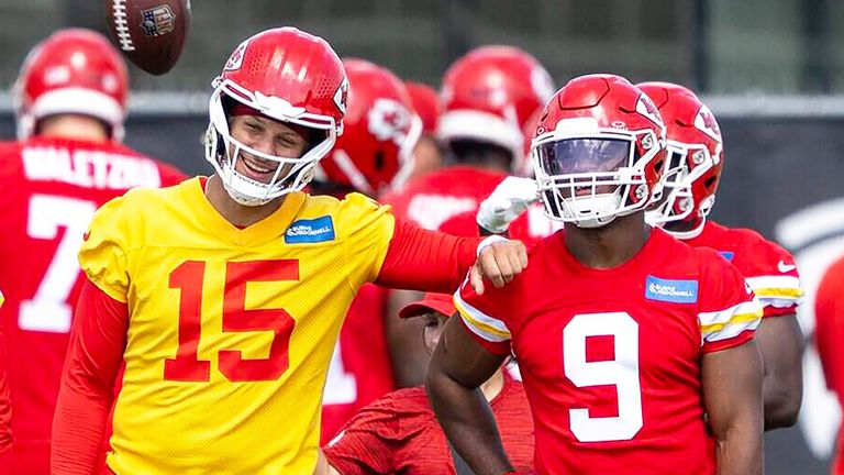 Star-Quarterback Patrick Mahomes (l.) will mit den Kansas City Chiefs in der neuen NFL-Saison wieder angreifen.