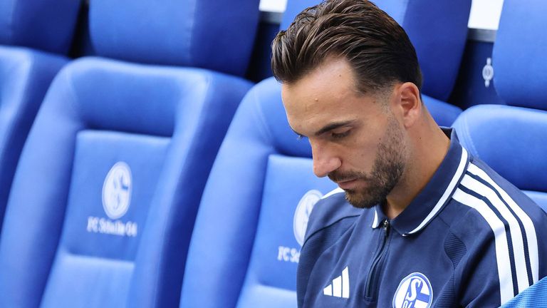 Schalke-Kapitän Kenan Karaman verpasst das Pokalduell in der 1. Runde beim Halleschen FC.