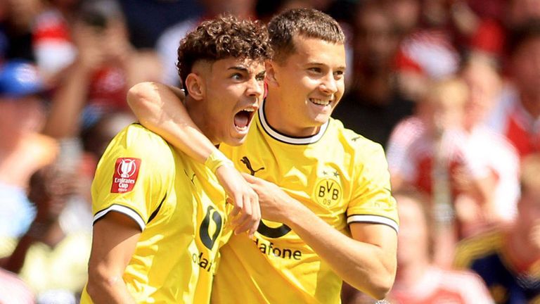 BVB-Königstransfer Konstantinos Karetsas (r.) erzielte beim Test gegen den FC Arsenal seinen ersten Treffer für Dortmund.