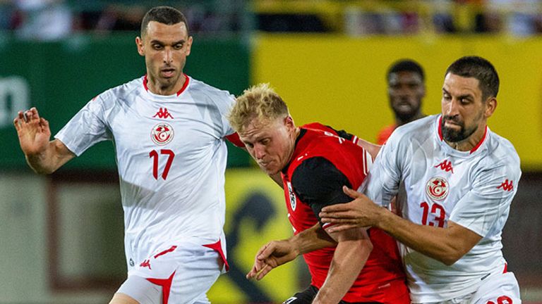 Rani Khedira (von r.) bei der WM im Duell mit Xaver Schlager. Ellyes Skhiri schaut zu